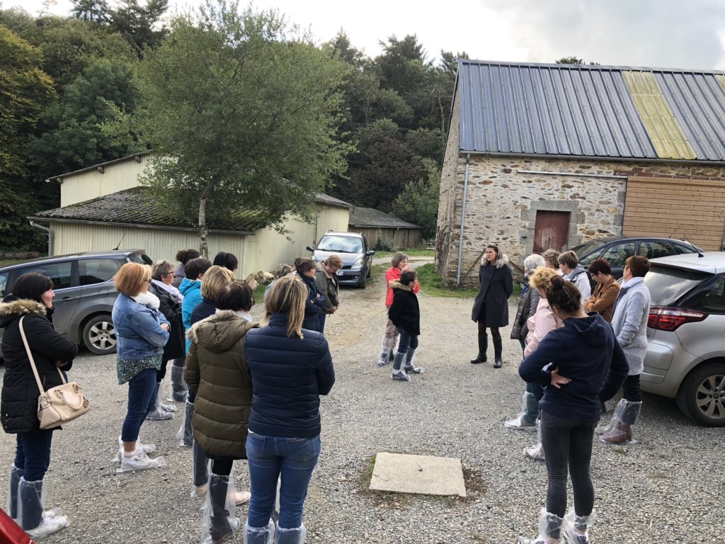 fdsea53's tweet photo. #journeefemmerurale continue. Échange et visite chez @sylviag53. #ventedirect #volaille #lait @bienvenuealaferme53 https://t.co/nzGHB9CLxg