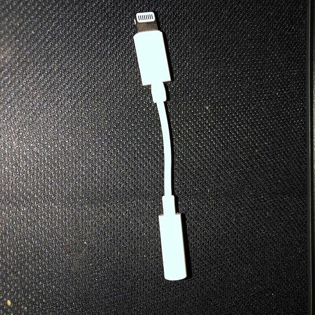 markdenholm's tweet image. This annoying little thing is broken and only outputs to the left headphone.  Not sure why we can’t just have that headphone jack back #iPhone #lightningadapter #broken ift.tt/31nExF6