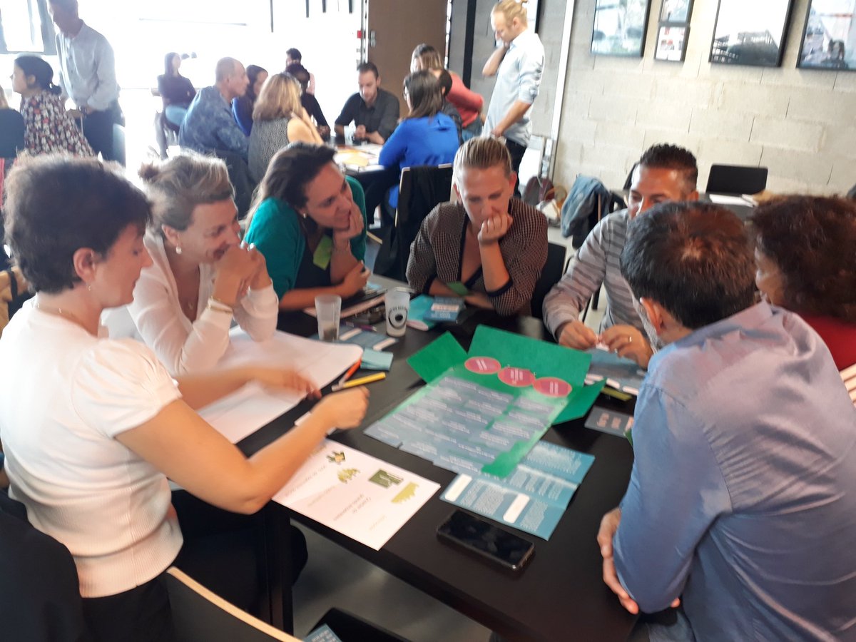 Cite_Ressources's tweet photo. Rencontre régionale #paca #renouvellement_urbain et cohésion sociale #PoV, de @Cite_Ressources, présentation du jeu "Rénov' ton quartier" par Lucille Munch et premières expérimentations. https://t.co/FIprBBhs00
