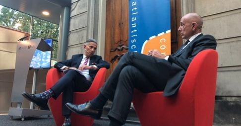 JongeAtlantici's tweet photo. Oud-ambassadeur Ed Kronenburg pleitte vorige week bij @Atl_Comm voor Europese strategische autonomie. Benieuwd naar zijn gehele pleidooi? Lees hier het verslag van de bijeenkomst terug: https://t.co/NNLmUMLuxX @RobertvandeRoer #Atlcom https://t.co/Hktogt3NWL