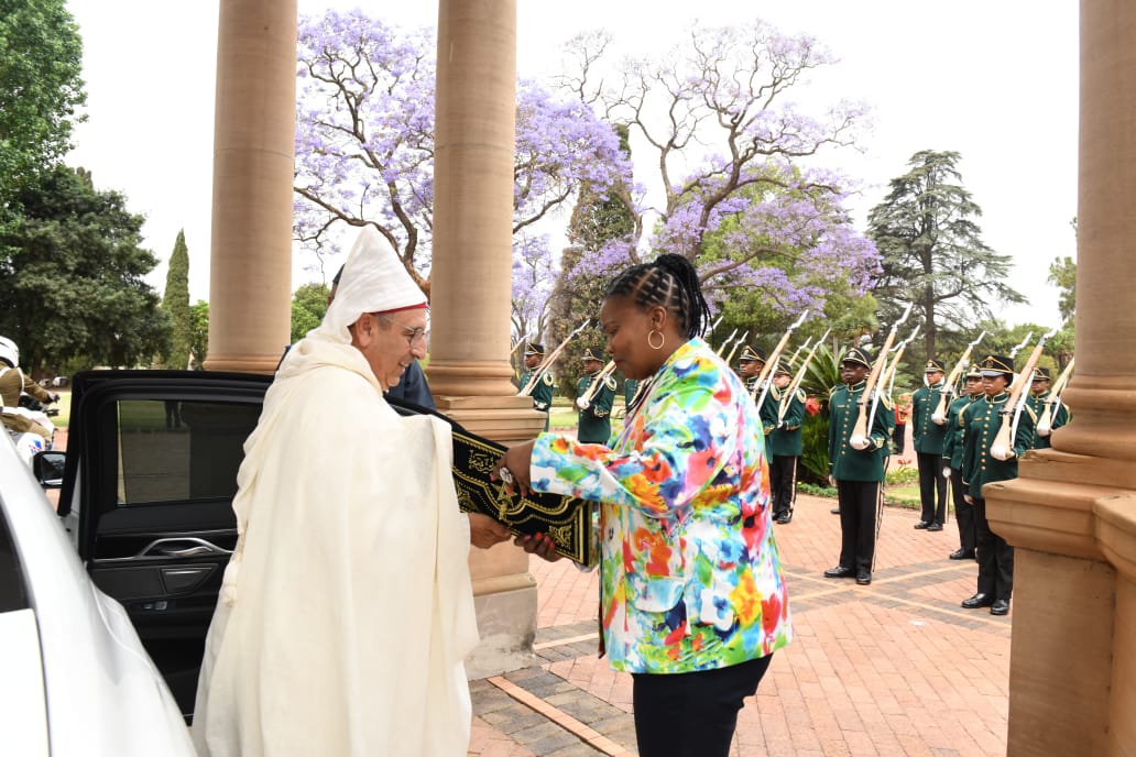 DIRCO_ZA's tweet photo. Ambassador Losi of DIRCO warmly welcoming #HeadsOfMission designates. We hope they will have a pleasant stay in our beautiful country, South full of possibilities #HOMCredentialsSA @KhayaJames @PresidencyZA @TheDiplOmats_ @diplomatic_the https://t.co/dObHHxvVNK