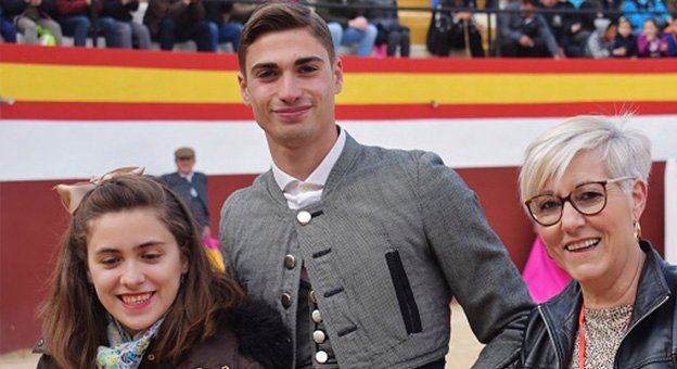 ElMuletazo's tweet photo. El novillero murciano Cristóbal Ramos "Parrita" distinguido junto a Pablo Aguado en las XVII Jornadas Taurinas Culturales de Huéscar (Granada)
https://t.co/1G6Atre8Md https://t.co/H4hP6HrTqT