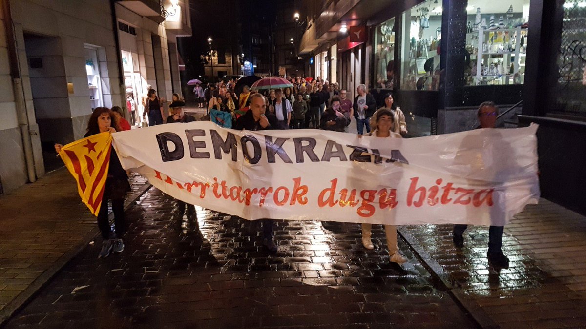 GukaGara's tweet photo. Espainiako Auzitegi Gorenak Kataluniako bederatzi buruzagi independentistari ezarritako zigorra salatzeko protestak egin zituzten atzo eskualdean Gure Eskuk deituta. #Azkoitia #Azpeitia #getaria #orio #zarautz #zumaia
https://t.co/WNsqIn4Dt1 https://t.co/vkowCOm0LH