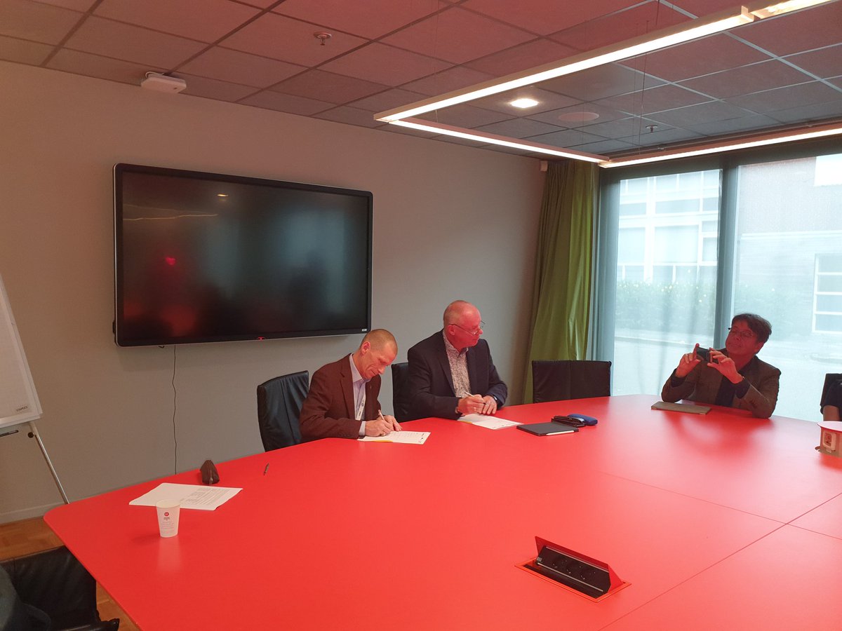 CorkETB's tweet photo. John Fitzgibbons of CETB and Rob Schuur of Noorderpoort singing the Memorandum of Understanding between Cork ETB and Noorderpoort #creatinglinks @csncollege @stjohnscollege @CorkCollege https://t.co/LhL7dKpUtw