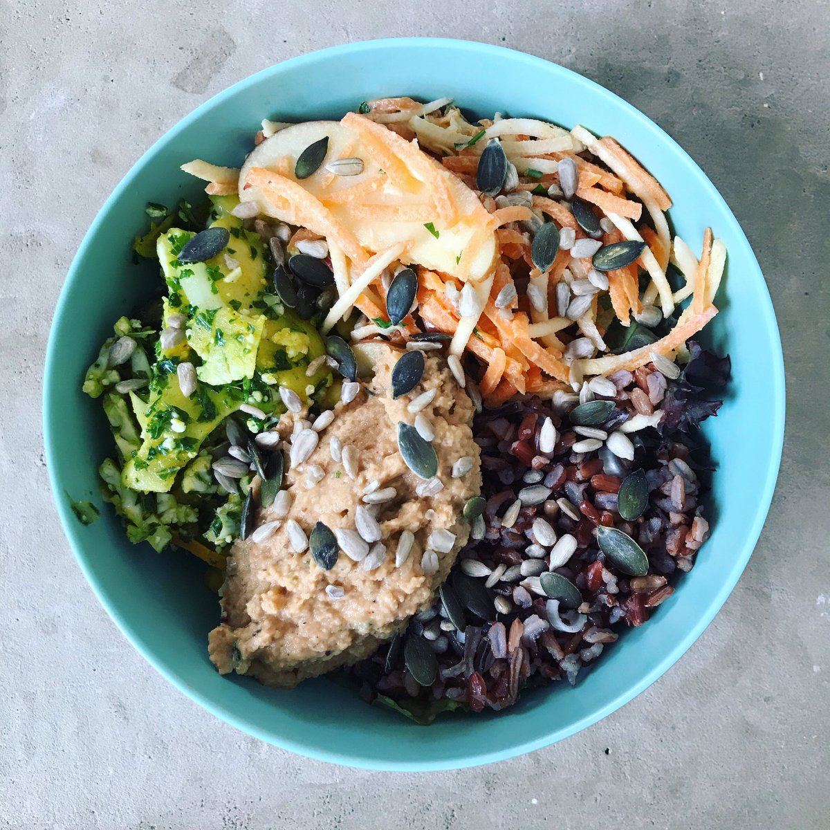 Just because the weather is grey doesn’t mean your lunch has to be! Brighten up your lunchtime with a fresh salad bowl 💚 #bunandbean