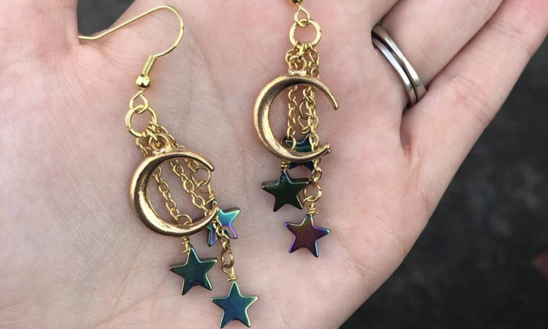 IJDDteam's tweet photo. 🌟SPOTLIGHT🌟#IJDD is about championing independent designers. We're shining the spotlight on @Themysticmeadow!
.
The Mystic Meadow make magically pieces using a variety of materials, like resin, crystals &amp; natural flowers. Truly unique! https://t.co/ImK2T2t9iJ