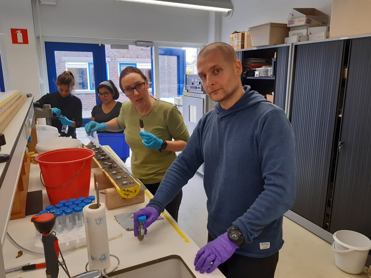 A Yuuuge sampling party @NIOZnieuws OCS lab. Namibian material from #FUNAMOX expedition. Biomarkers and inorganic samples coming in...@RushDarci @DrPeterKraal