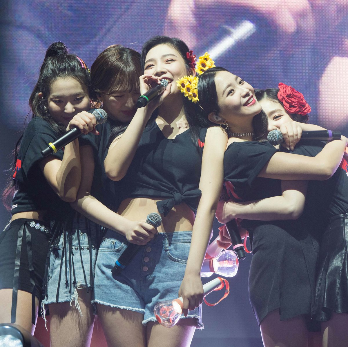 irenefirst's tweet photo. I'LL PROTECT YOU NO MATTER WHAT.I'LL GIVE YOU ALL THE STARS TO MAKE YOU ALL HAPPY. YOUR HAPPINESS IS ALSO MY HAPPINESS. BE HEALTHY AND BE HAPPY ALWAYS.I KNOW YOU GUYS ARE ALWAYS EACH OTHER SIDE. PROTECTING EACH OTHER. WE LUVIES ARE ALWAYS HERE TO PROTECT, LOVE AND MAKE YOU HAPPY. https://t.co/Jdq014dlXi
