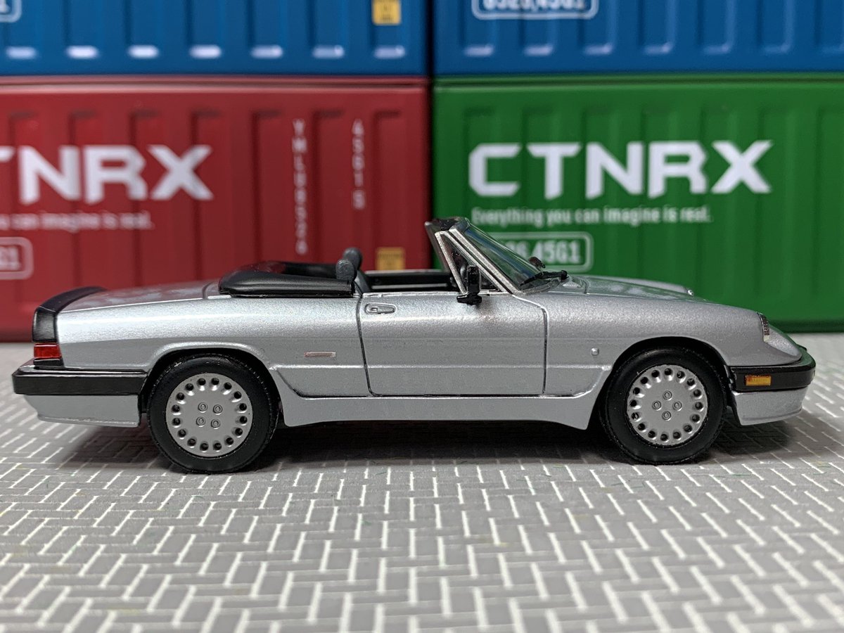 マサル 昨日のアルファロメオ繋がりで ドラマ 勝手にしやがれヘイ ブラザー で 柴田恭兵さん演じる岸田法眼の愛車アルファロメオスパイダーです 1 43ミニチャンプスベースで エアロ自作 シルバー塗装してクワドリフォリオ仕様にしました アルファ