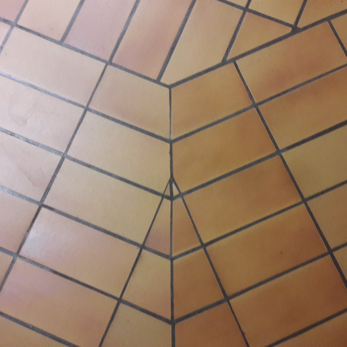 mathsenvie's tweet photo. #mathsenvie - Combien de formes géométriques différentes vois-tu sur cette photo ? Nomme-les. https://t.co/ZKBp3evI9R
