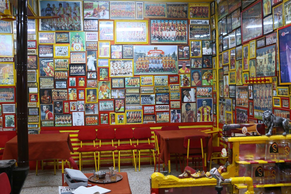 😲Manisa'da bir kıraathane, içerisinde sarı-kırmızı eşyalar ve takımın tarihini anlatan fotoğraflarla adeta Galatasaray müzesi olmuş durumda...
😂Fanatik bir Galatasaraylı olan Sadrettin Turan, işlettiği kıraathanede sarı-kırmızılıları eleştirmenin yasak olduğunu söyledi.