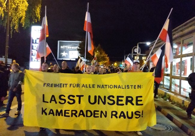 Hier findet ihr den Bericht zur gestrigen Solidaritäts-Demonstration in #Dortmund, die durchs Gerichtsviertel bis zur JVA führte, um anlässlich der neuerlichen Verhaftung von Matthias D. auf die Inhaftierung des Nationalisten aufmerksam zu machen: 
bit.ly/33wGd0b #do1410