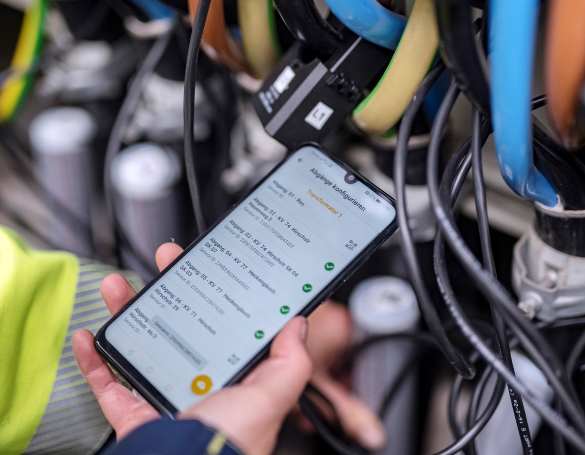NetzeBW's tweet photo. #Netze BW treibt #Digitalisierung voran: Neuer Stromsensor des @EnBW Start-up #SMIGHT liefert kostengünstig Echtzeitdaten – demnächst von 18000 Messpunkten in 550 #Ortsnetzstationen. Unterstützung für #Energiewende und Netzintegration der #emobility. /u https://t.co/I4jTR5wvoV https://t.co/tzp5GjHABm