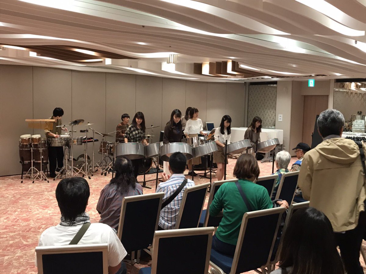 Shun_perc_Shun's tweet photo. 昨日は荻窪タウンセブンで“Pan Note Paradise”のパーカッションで演奏しました🙌
久しぶりのスチールパンはとても楽しかった〜🍞
あいにくの雨で2回公演が1回に、屋外予定が屋内にと色々大変でした…
ですが、見にきてくださった皆さんに好評を頂きとても嬉しかったです！！ https://t.co/aGTlua9Naq