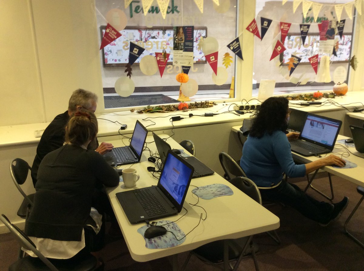 This morning, #GetOnlineWeek is in full swing <a href="/futURestoreTW/">futURe store Tunbridge Wells</a>! 💻🎉

Coming up later today:

12-3pm         How to create art using digital tools

3.30-5.30pm  How to get online to manage your money

Do pop in and get involved! #TunbridgeWells