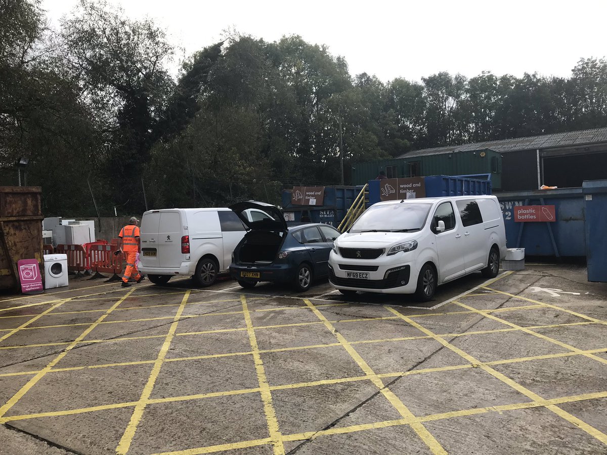 Captain_Farnham's tweet image. Farnham recycling centre trying to unload some wood. Be a lot easier if the two matching vans weren’t parked up empty. @farnhamherald @WaverleyBC @SurreyCouncil @BBCSurrey