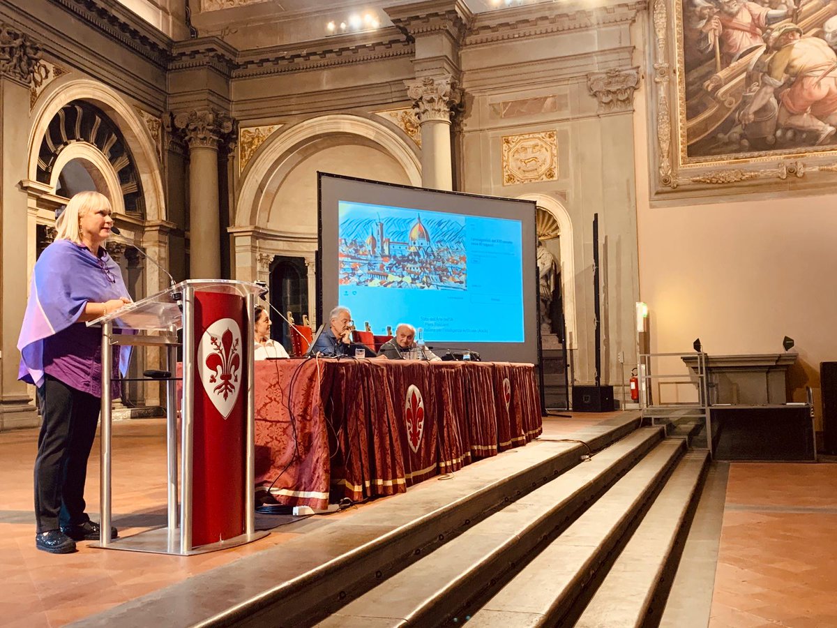 AI_x_IA's tweet photo. L'insegnante insegna qualcosa di fondamentale:
scegliere parole, scegliere una tesi, #SCEGLIERE 
Alla fine arriveremo all'obiettivo di far essere i ragazzi loro stessi perché anche a essere si impara.
#LorellaRotondi, Professoressa di Lettere #GobettiVolta

#voceAIragazzi
#AIxIA https://t.co/zNJSVfJ72y