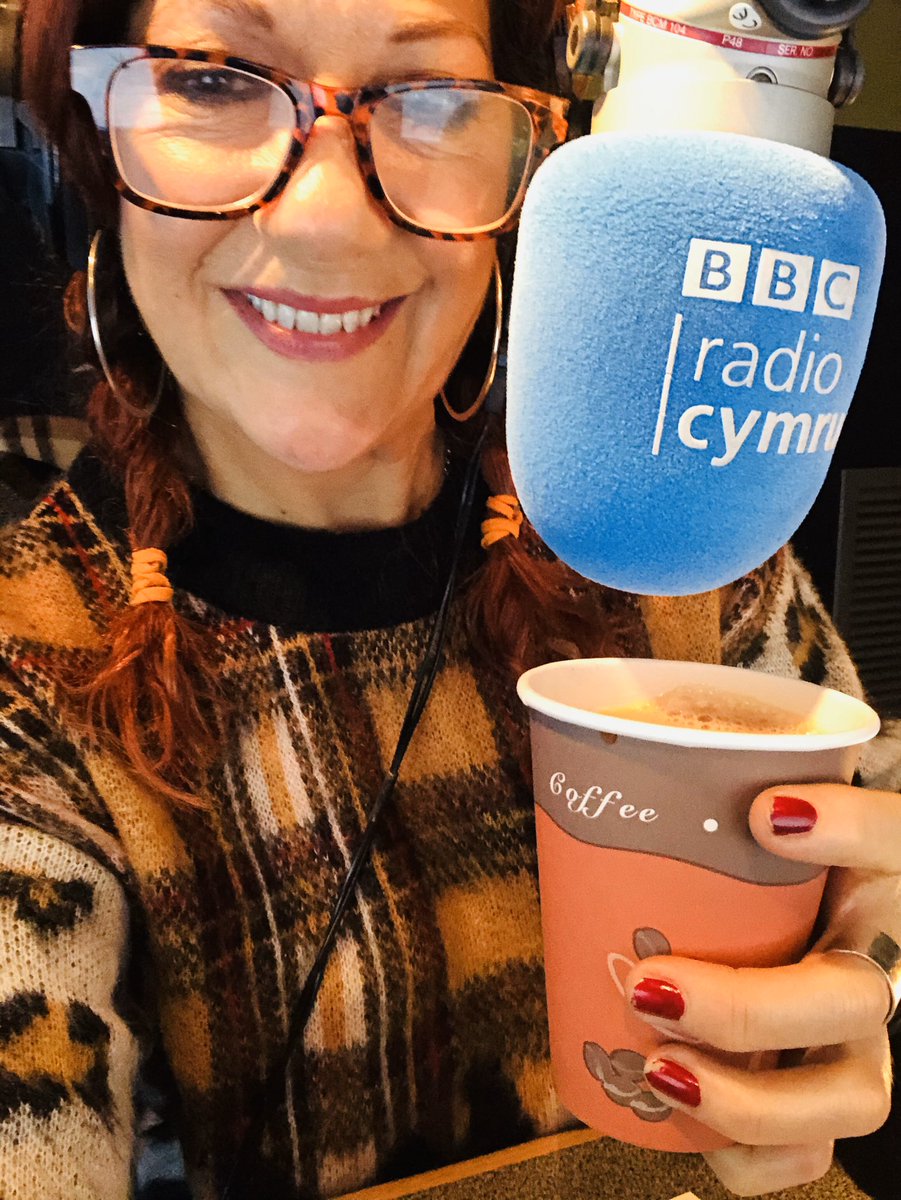 Llongyfarchiadau Ann Jones bore ma am neud ei chyfweliad cyntaf yn y Gymraeg ar Bore Cothi @BBCRadioCymru Ardderchog! CWTSH  yw hoff air dysgwyr Cymraeg! I ddod ar Bore Cothi - cwmni yr hyfryd Sian Naomi #synhwyrau actores a sgriptwraig lwyddiannus - edrych mlan! #borecothi