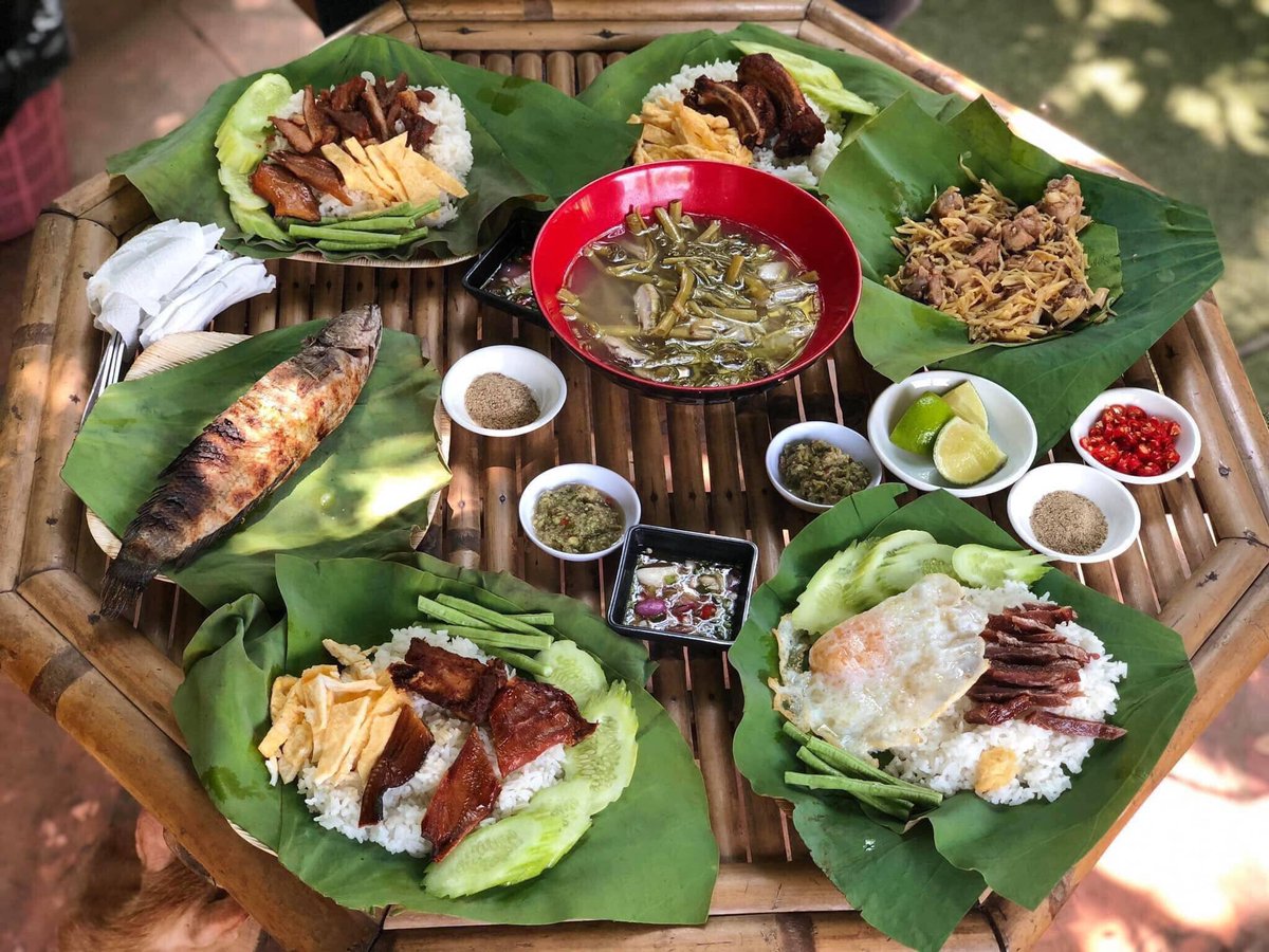 #FrankCofee at Svay Pope pagoda use lotus leaf as the plates to serve their clients. Environmental Friendly #Cambodia #noplastic #environment #waste #bioplastic