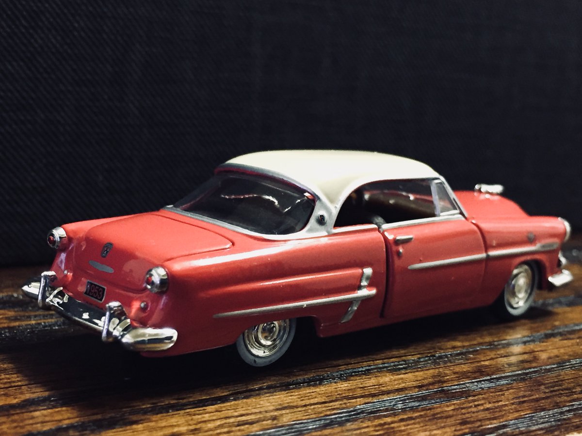 ヤサシン 1953 Ford Crestline Victoria M2machines ひっさしぶりの50年代アメ車です このカラーリングがいかにもで堪りません