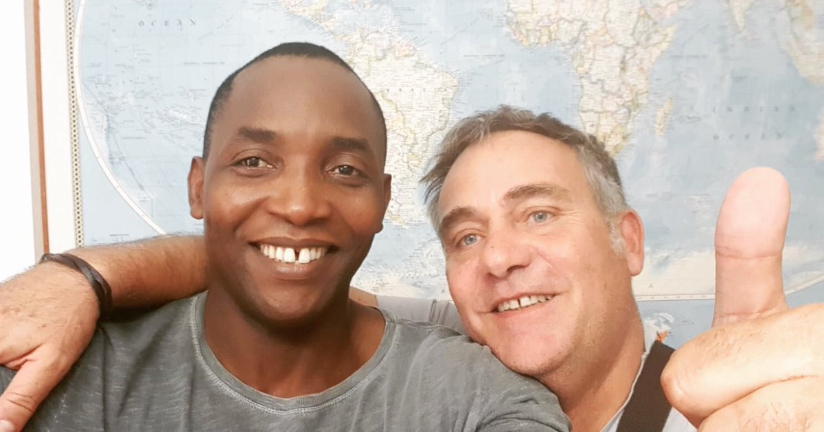 Lui è Stefano, il tassista che giorni fa mi ha impedito di salire sul suo taxi. Oggi ci siamo incontrati e mi ha chiesto scusa, le ho accettate. Il perdono è una virtù che va esercitata perché libera l’anima e infonde il coraggio per guardare al futuro con speranza.