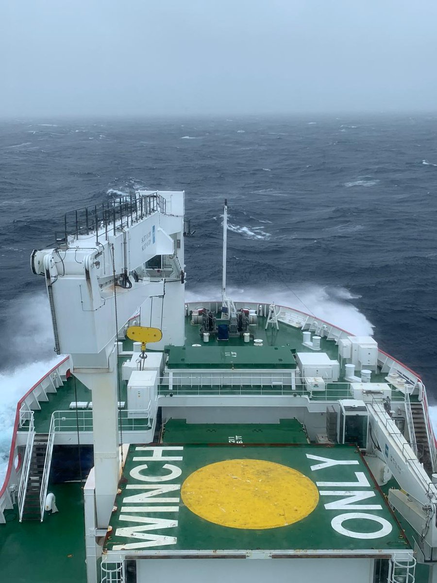 SCALExperiment's tweet photo. Storms shape the physical and biological features of the Southern Ocean. However they can cause all sorts of problems when trying to conduct research! #SAagulhasII still fighting against waves and wind https://t.co/zsiNABHKoo