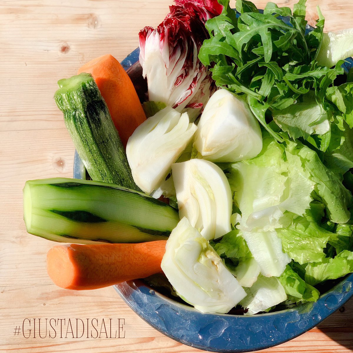 giustadisale's tweet photo. Semplice #🥬 

Ispirata da #INSALATADATIFFANY (uno dei libri dell’@mtchallenge) ho intrapreso un bel viaggio nel mondo delle insalate. 

#giustadisale #viaggiaresottocasa #orto #salad #feliceadesso  #seminailbello #rincorrerelabellezza #faidellordinariounapoesia #calmfluencer https://t.co/htqVjeDN89
