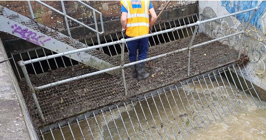 EnvAgencyMids's tweet photo. Our teams have been out and about clearing debris from watercourses and screens, like here at Melton Brook in #Leicestershire. Please keep checking your #Flood risk
https://t.co/4HSc5MbL20 https://t.co/D19Y0pmBJI
