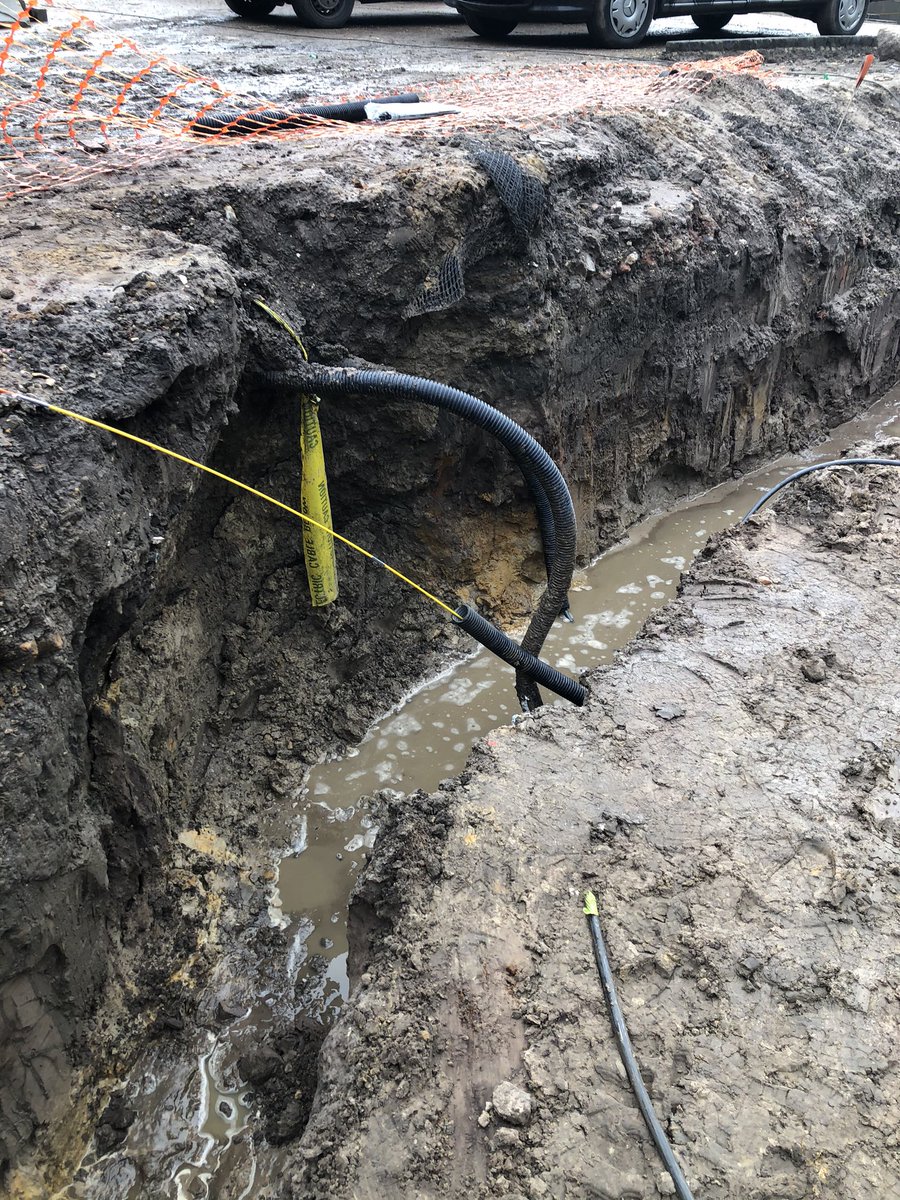 NeilWElectrical's tweet image. Cable pulling in the trenches... #electrician #1stfix #install #garden #landscape #mud #glamour #headdown