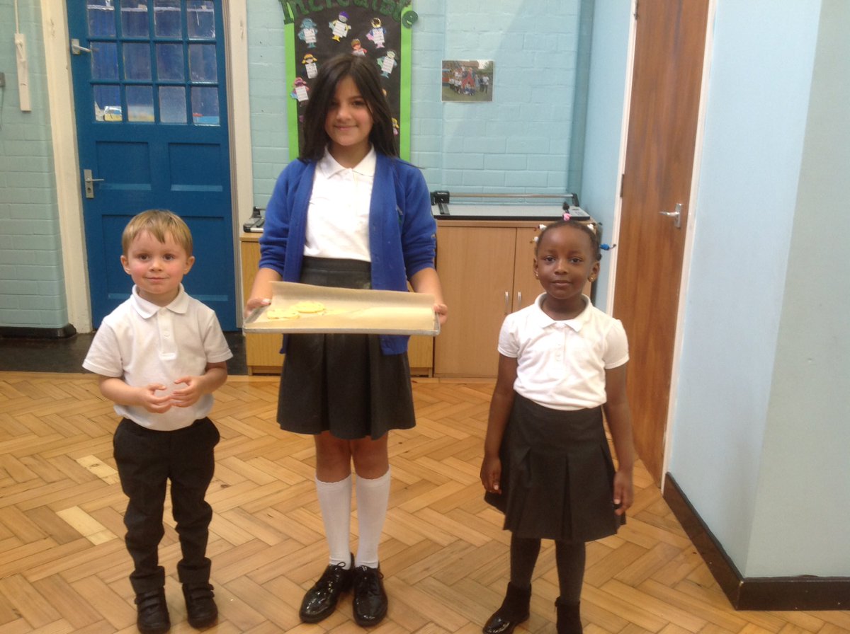 stirchleyschool's tweet image. Some very proud faces and the #cookies are ready for the oven 🍪#MathsDay #bakingchallenge