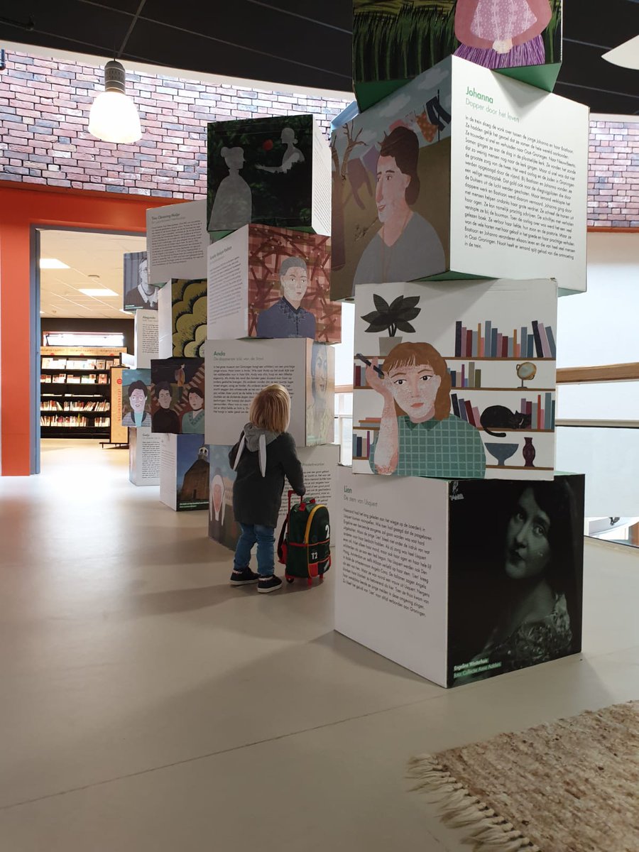 De stoere #vrouwengalerij van <a href="/VerhalenVanGr/">VerhalenVanGroningen</a> staat nu in de <a href="/BiebVeendam/">Bibliotheek Veendam</a>. Illustraties: @NienkeSiegers. Ik mocht de teksten maken. Livia is fan.