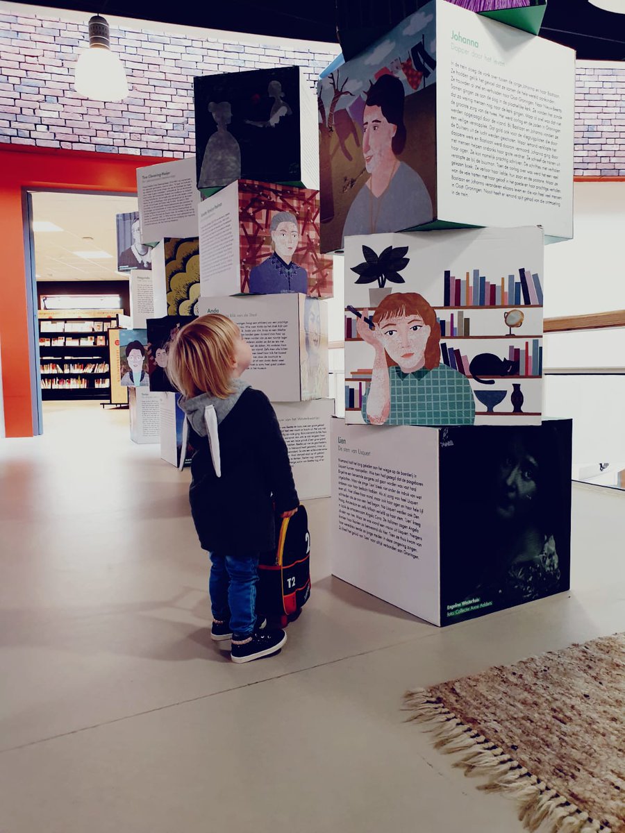 PimSiegers's tweet photo. De stoere #vrouwengalerij van @VerhalenVanGr staat nu in de @BiebVeendam. Illustraties: @NienkeSiegers. Ik mocht de teksten maken. Livia is fan. https://t.co/zqdeMQPTUl