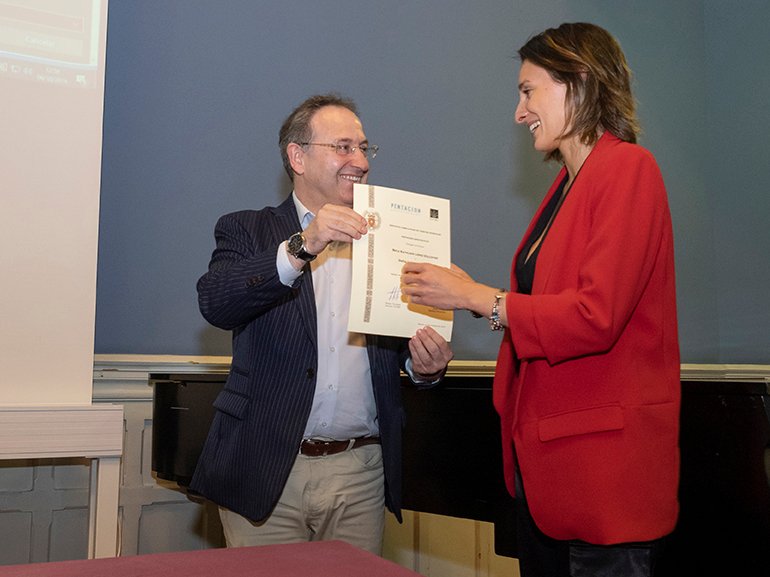 Irialde's tweet photo. ¡Recibiendo la Beca Kathleen! 
No puedo estar más agradecida a @JCimarro y a @_PENTACION_ por apostar por mí y por crear esta beca para apoyar a los jóvenes profesionales que dedicamos nuestra vida a la cultura.

Un honor recibir esta beca que lleva tu nombre, Kathleen. https://t.co/6UkWQ13BzY