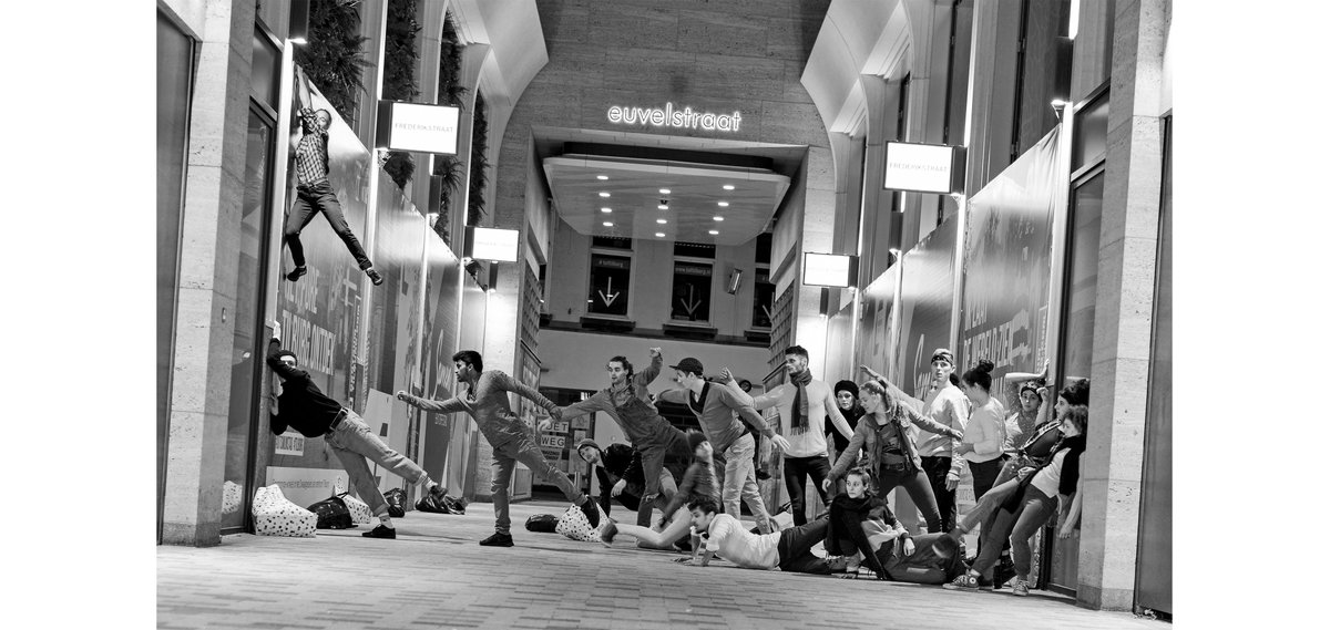 Stadsfoto oktober: ‘Zinkend Schip’ doet zijn intrede en we ❤️ it! 

Nieuwe stadsfoto: Iedere maand brengt onze stadsfotograaf <a href="/chrioom/">chris oomes</a> Tilburg weer prachtig in beeld. Wat wordt hier uitgebeeld in de Frederikstraat? In Tilburg zijn we heel flexibel. 

tickettotilburg.com/nl/praktische-…