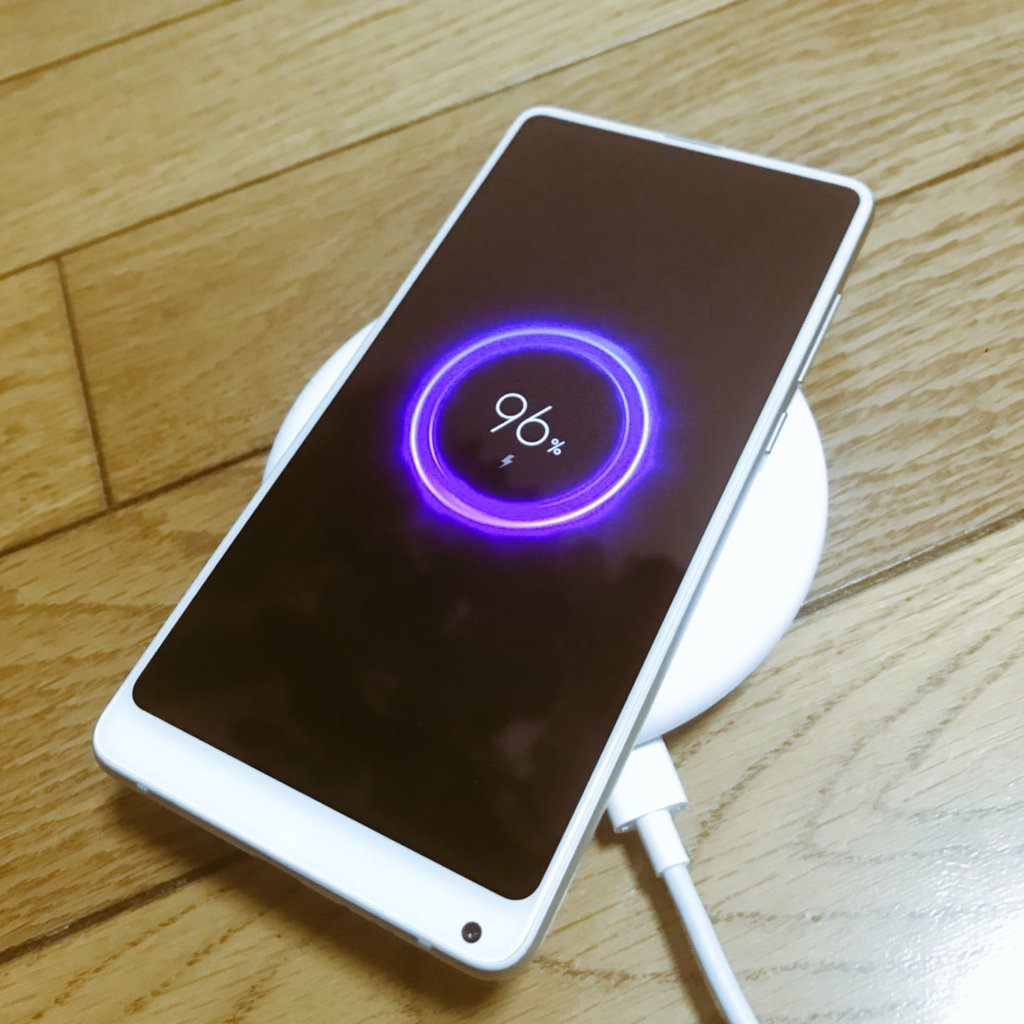 新入社畜 Xiaomiのqi規格wワイヤレス充電器買いました 機能 価格 デザインすべて良いです w充電 には27wアダプターが必要です 表面が安っぽいプラスチックではなくソフトな素材で高級感があり意外でした 放熱も完璧でスマホも充電器も熱くなりませ