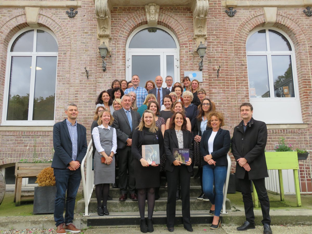 La rectrice <a href="/stephaniedamero/">Stéphanie Dameron</a> signe la convention de partenariat entre l'@acamiens et <a href="/DurhamCouncil/">Durham County Council</a> : une coopération franco-britannique riche qui perdure depuis 12 ans ! #mobilité des élèves et des enseignants, #OuvertureAuMonde #ambition #persévérance <a href="/EUErasmusPlus/">Erasmus+</a>.