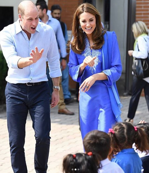 Celebcentralpk's tweet photo. Sweet scenes as #PrinceWilliam and #KateMiddleton meet the kindergarten children.
#RoyaltourPakistan #Islamabad #Pakistan #RoyalCouple #RoyalFamily #DukeandDuchessofCambridge #KensingtonPalace #CelebrityCentral https://t.co/8xtGZ68c63