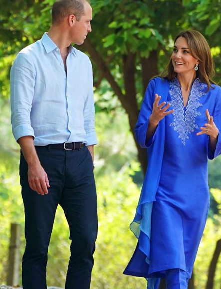 Celebcentralpk's tweet photo. Sweet scenes as #PrinceWilliam and #KateMiddleton meet the kindergarten children.
#RoyaltourPakistan #Islamabad #Pakistan #RoyalCouple #RoyalFamily #DukeandDuchessofCambridge #KensingtonPalace #CelebrityCentral https://t.co/8xtGZ68c63