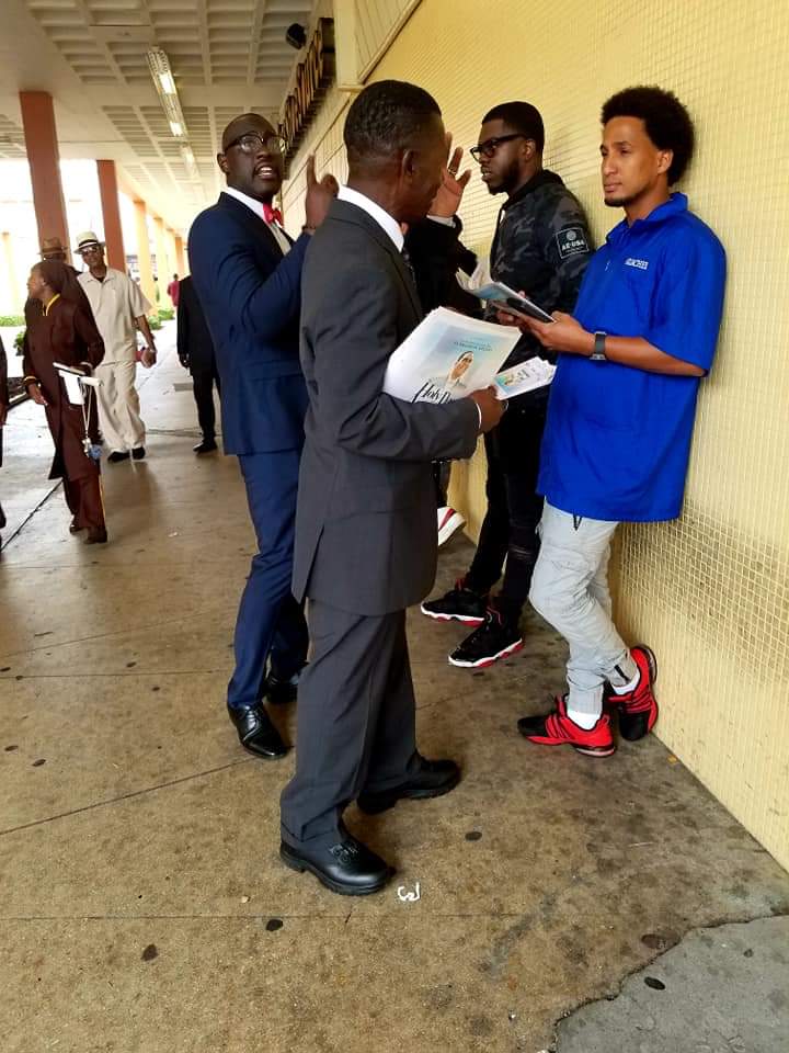 Renata564's tweet photo. Brotherhood π
Recap from #HDOA19 A Day Of Service Saturday October 12, 2019 spreading the Good News #FarrakhanSpeaks #MMM24th
#MM29
#Miami
#7thRegion https://t.co/3TRhAV0j1A