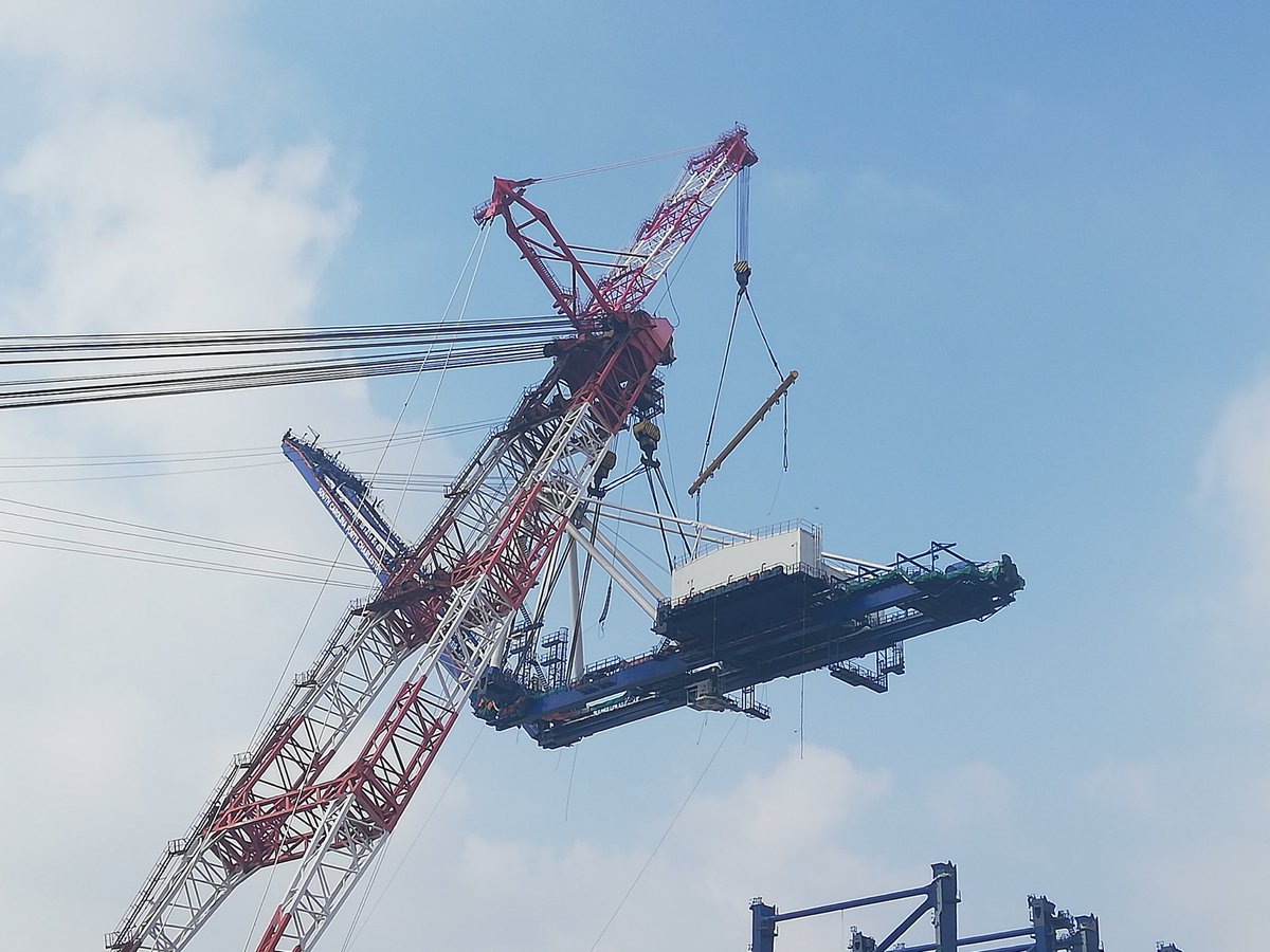 BarbaraLMelvin's tweet photo. As 3 Cranes arrive to ⁦@SCPorts⁩ this week our first HLT crane is erected in Shanghai #theworldconnectshere #keepingfreightmoving https://t.co/7DH11FPPXC