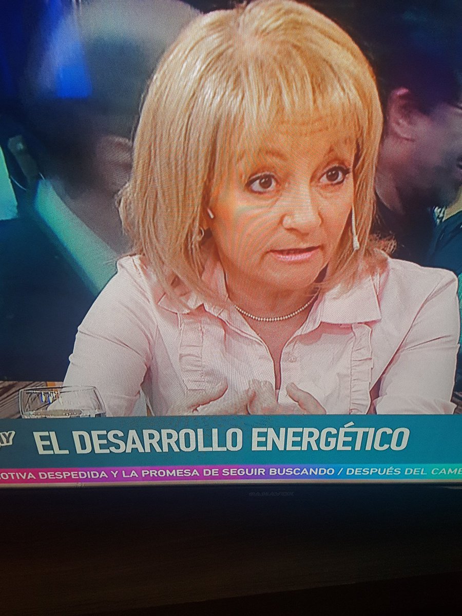 majodevivo's tweet photo. Juro q me porto bien....pero q alguien le explique a "la Caro" q el #yoismo aburre.....Yo...yo..yo...😭.... no responde lo q preguntan....uuyyyy solo imaginar el Senado con #ElBoca y #LaCaro jajajaaja pobre Palacio Legislativo ....q majuga tendra... https://t.co/JDouJqseBf