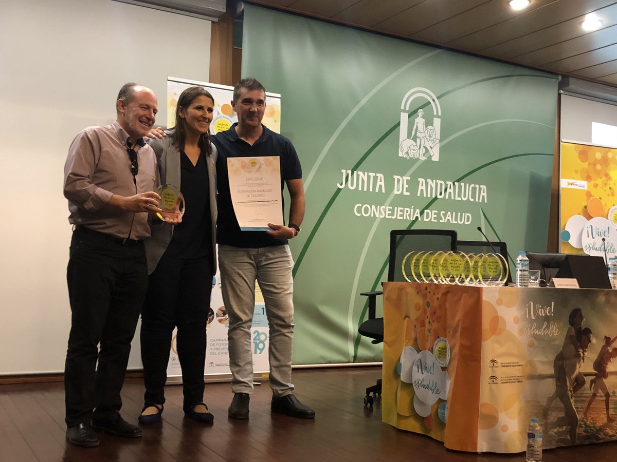 disfrutadelsol's tweet photo. Entrega premio #EscuelaSoludable a IES Mar de Alborán @mercedesgpaine @NONOGRANA75 https://t.co/IK3spPTpbx