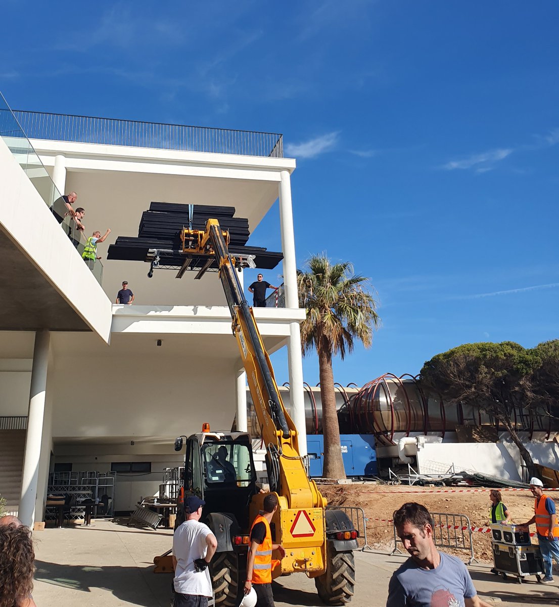 FramesLtd's tweet photo. Its amazing the lengths (and heights) we go to in order to get the job done right.
Can you guess what the boys are having for lunch......?! 🍔🍟

#BTS #WorkInProgress #SetBuild #EventProfs https://t.co/HyhEtqycnh
