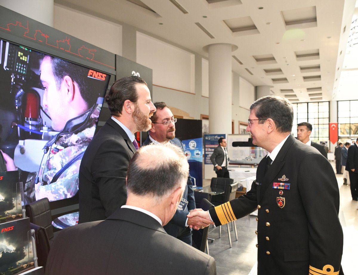 FNSS_Savunma's tweet photo. 9’uncusu düzenlenen Deniz Sistemleri Seminerinde, Deniz Kuvvetleri Komutanımız Oramiral Adnan Özbal standımızı ziyaret ederek, Türk Deniz Kuvvetlerinin ihtiyacını karşılamak için geliştirilen Zırhlı Hücum Aracı ZAHA hakkında bilgi aldılar. https://t.co/szE5qBFjBP