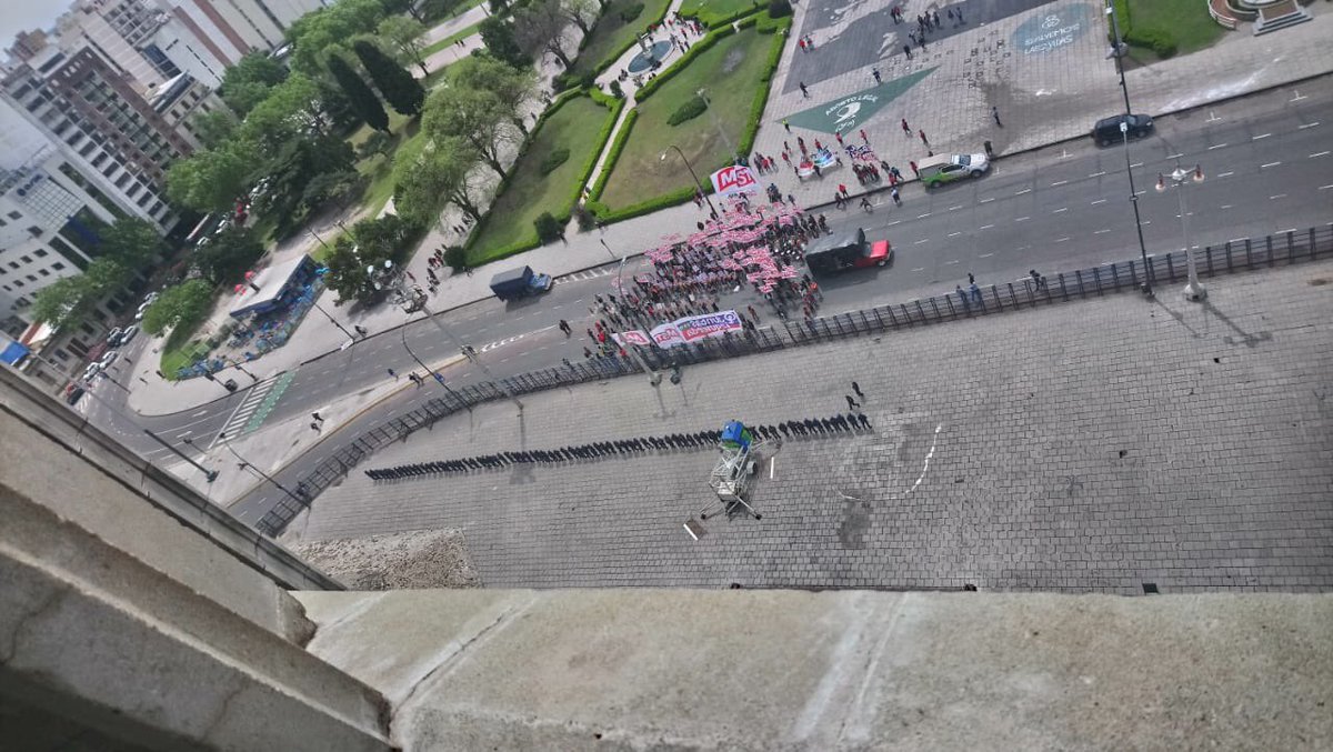 AgustinLaje's tweet photo. Las perspectivas lo son todo. Y los medios recortan la realidad para imponer una perspectiva específica.
En este caso:
Foto 1) parece una concentración impresionante.
Foto 2) la realidad vista desde arriba. No son más de 50.
La foto 1 fue la publicada por los medios. https://t.co/UXbHQ5N81v