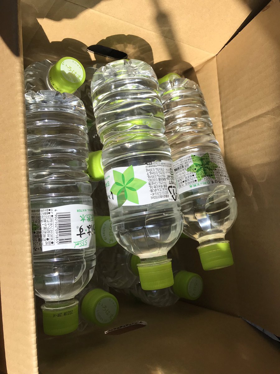 manamiutautai's tweet image. 私個人からの物資ですが、受け取って下さる方や必要な方がいらっしゃればご連絡頂けないでしょうか🙇‍♀️明日は午前中なら動けます、郡山〜近いところなら届けに行けます！
受け取ったら有効に使って下さる方でも構いません…！菓子パン12個、水500×15です！お菓子も大量にありますので必要とあれば！！