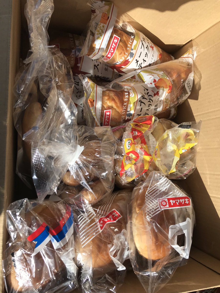 manamiutautai's tweet image. 私個人からの物資ですが、受け取って下さる方や必要な方がいらっしゃればご連絡頂けないでしょうか🙇‍♀️明日は午前中なら動けます、郡山〜近いところなら届けに行けます！
受け取ったら有効に使って下さる方でも構いません…！菓子パン12個、水500×15です！お菓子も大量にありますので必要とあれば！！