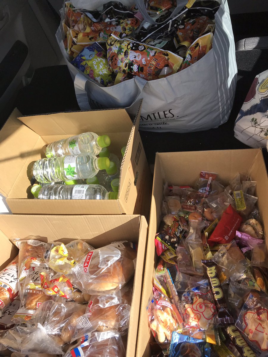 manamiutautai's tweet image. 私個人からの物資ですが、受け取って下さる方や必要な方がいらっしゃればご連絡頂けないでしょうか🙇‍♀️明日は午前中なら動けます、郡山〜近いところなら届けに行けます！
受け取ったら有効に使って下さる方でも構いません…！菓子パン12個、水500×15です！お菓子も大量にありますので必要とあれば！！