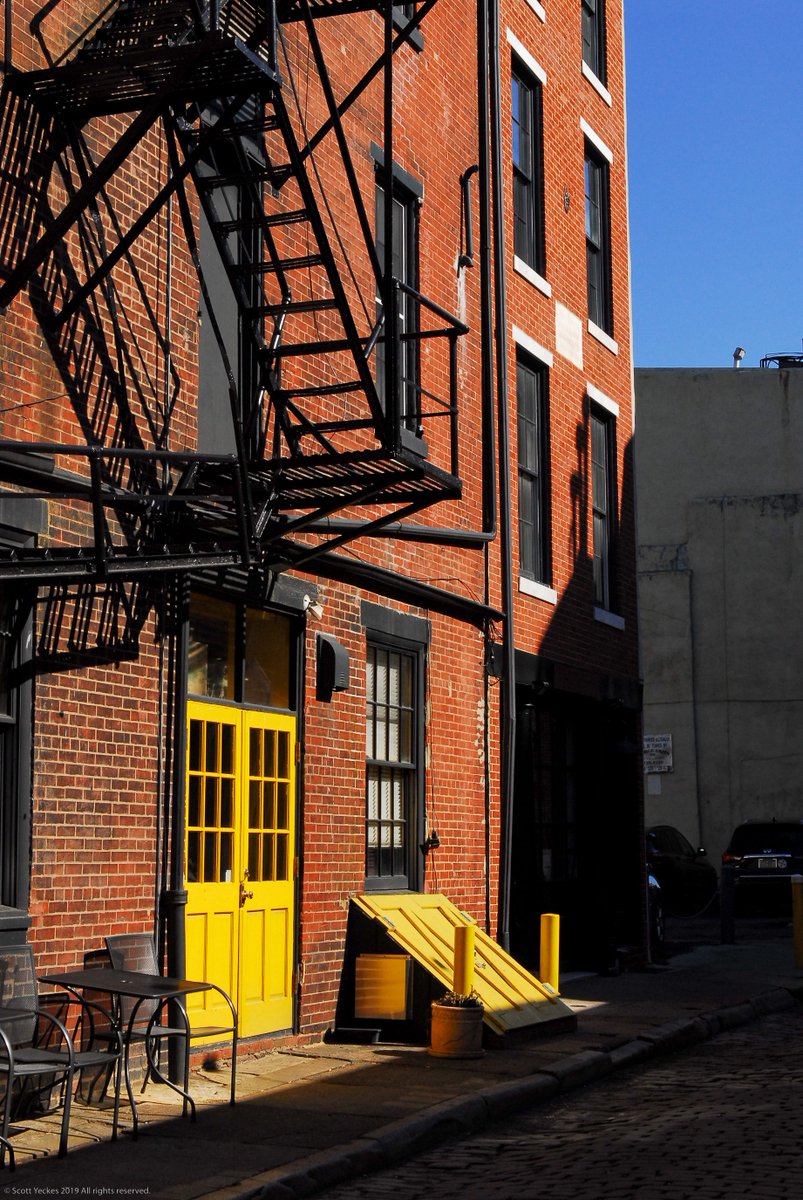 Syeckes's tweet photo. Back Alley Sunlight

#Philadelphia #alley #backalley #bricks #centercity #cityscape #door #lines #pointofview #pov #red #shadows #sidewalk #solitude #streetphotography #walkway #windows #yellow https://t.co/0BDborWGy8