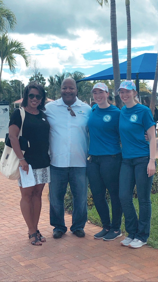 DrJeffLewis's tweet photo. Thanks ⁦@westpalmbch⁩ Mayor and Mrs Keith James for sharing a few moments with our ⁦@PBAUniversity⁩ Gregory School of Pharmacy students at the School’s 12th annual health fair - selflessly serving the health needs of the citizens of West Palm Beach. https://t.co/Tzduz6U3rx